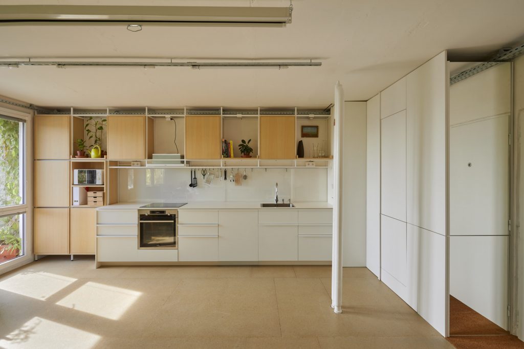 Pekný rekonštruovaný priestranný panelákový byt v bielej s drevom