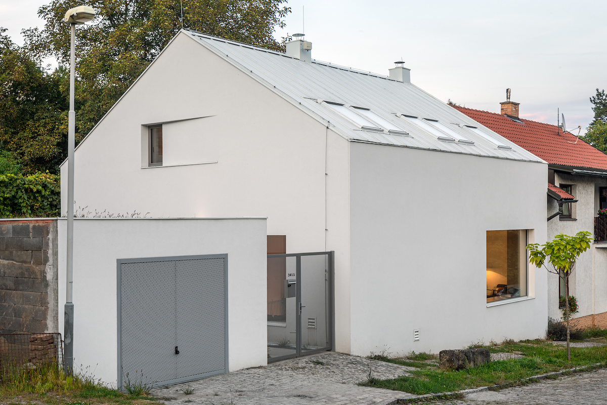 Rekonštrukcia starému domu prinavrátila pôvodné črty, ale zároveň je riešený v moderných - čisto minimalistických líniách a detailoch.