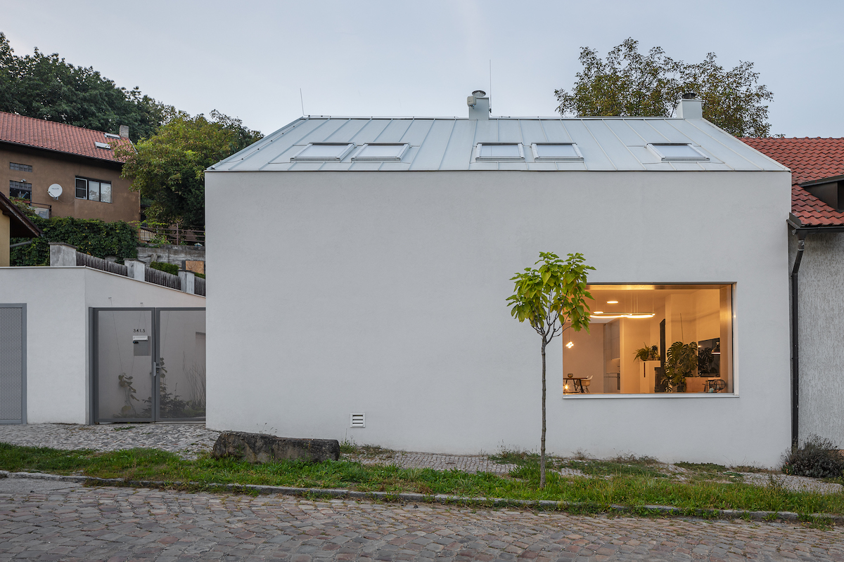 Rekonštrukcia starému domu prinavrátila pôvodné črty, ale zároveň je riešený v moderných - čisto minimalistických líniách a detailoch.
