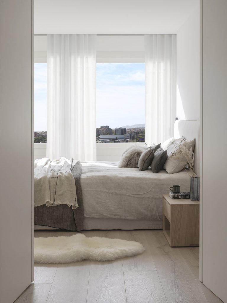 Svetlý, vzdušný pohodlný a elegantný byt v bielej s drevom