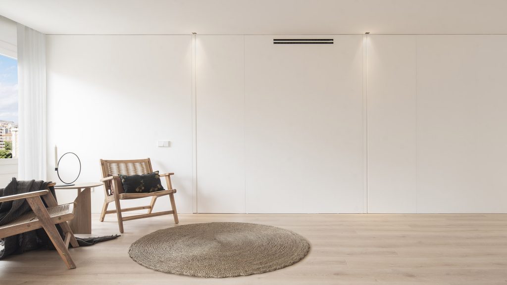 Svetlý, vzdušný pohodlný a elegantný byt v bielej s drevom
