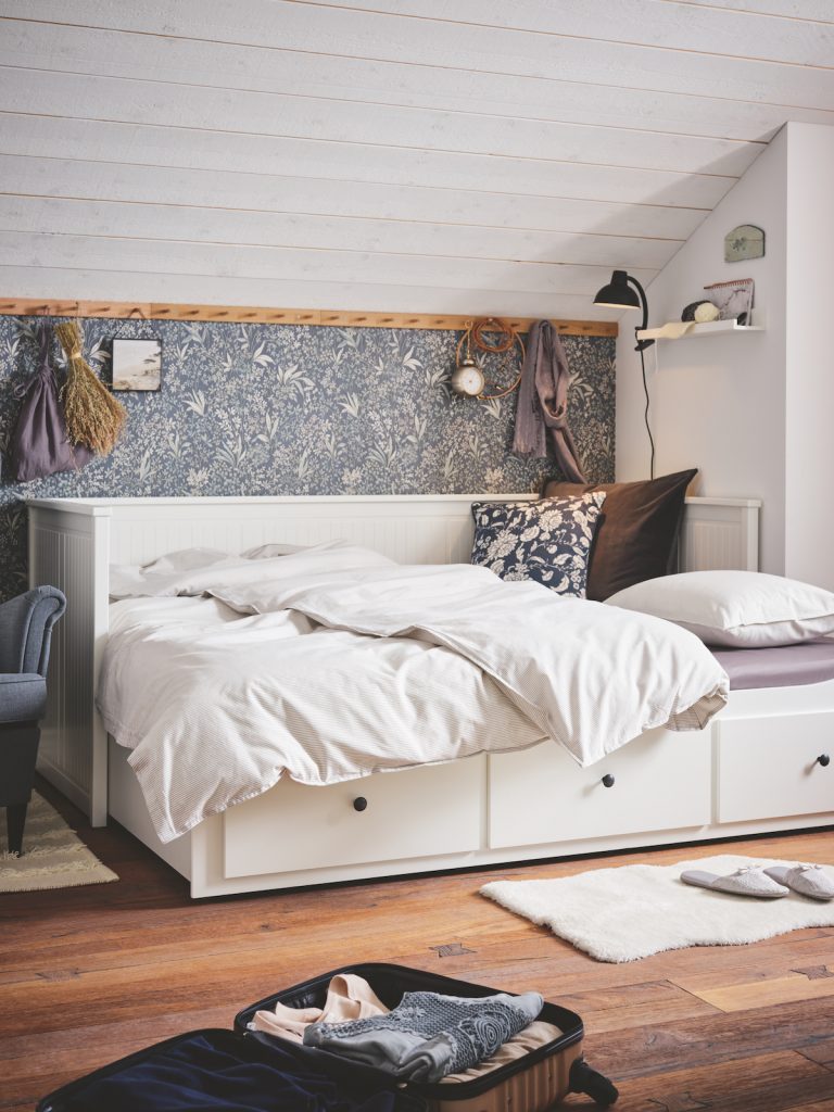 Podkrovná spálňa s hemmes posteľou