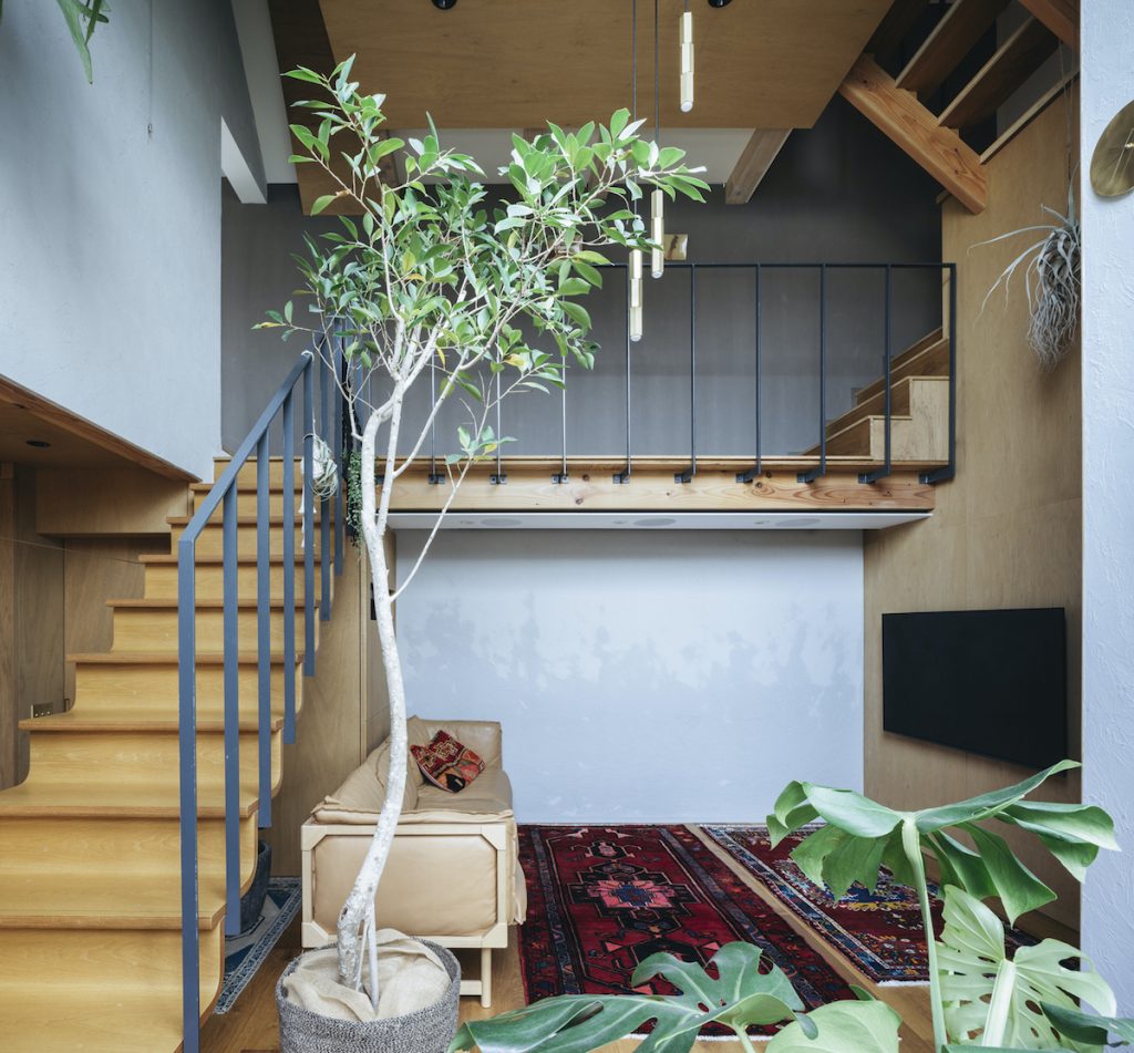 Krásny typický poschodový japonský dom s presklením a záhradou