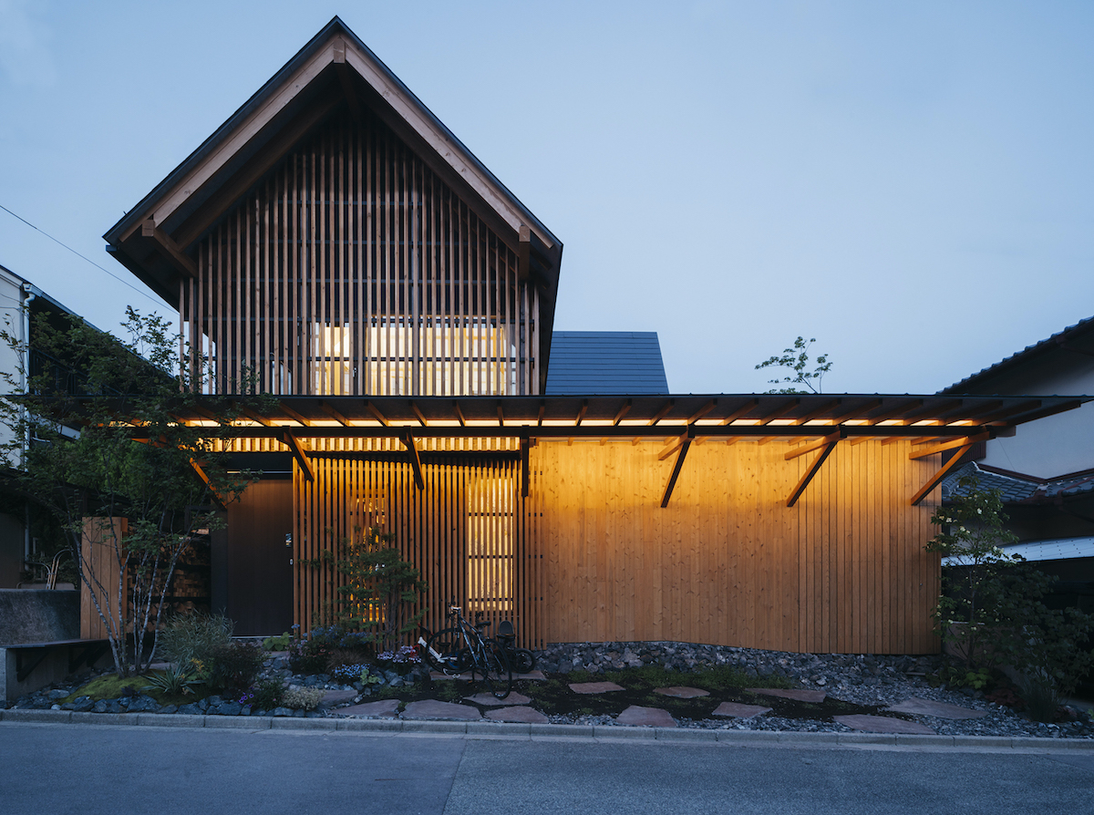 Krásny typický poschodový japonský dom s presklením a záhradou