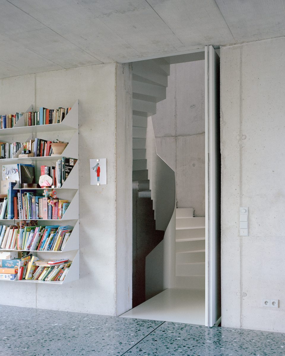 Vďaka tomu, že schodisko je oddelené, mohli architekti naplno pracovať s priestorom. 
