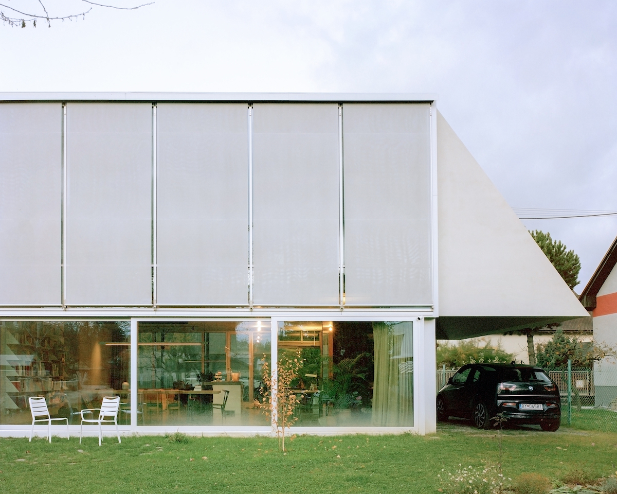 Ultramoderná geometrická vila s presklenou fasádou a minimalistickým interiérom