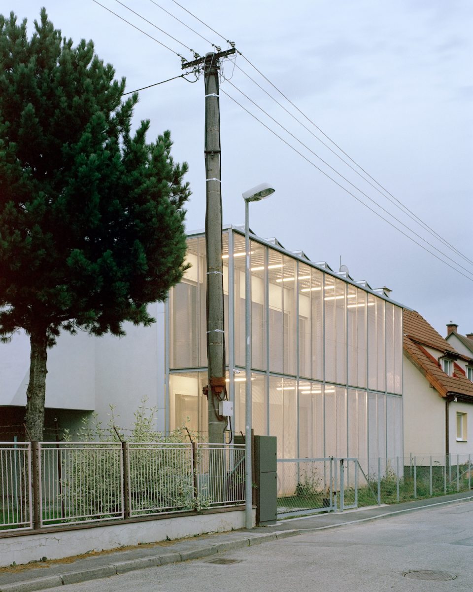Keď sa prejdete ulicou, na ktorej nová vila stojí, zaujme vás kombináciou geometrických tvarov.