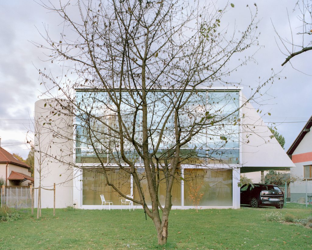 Ultramoderná geometrická vila s presklenou fasádou a minimalistickým interiérom