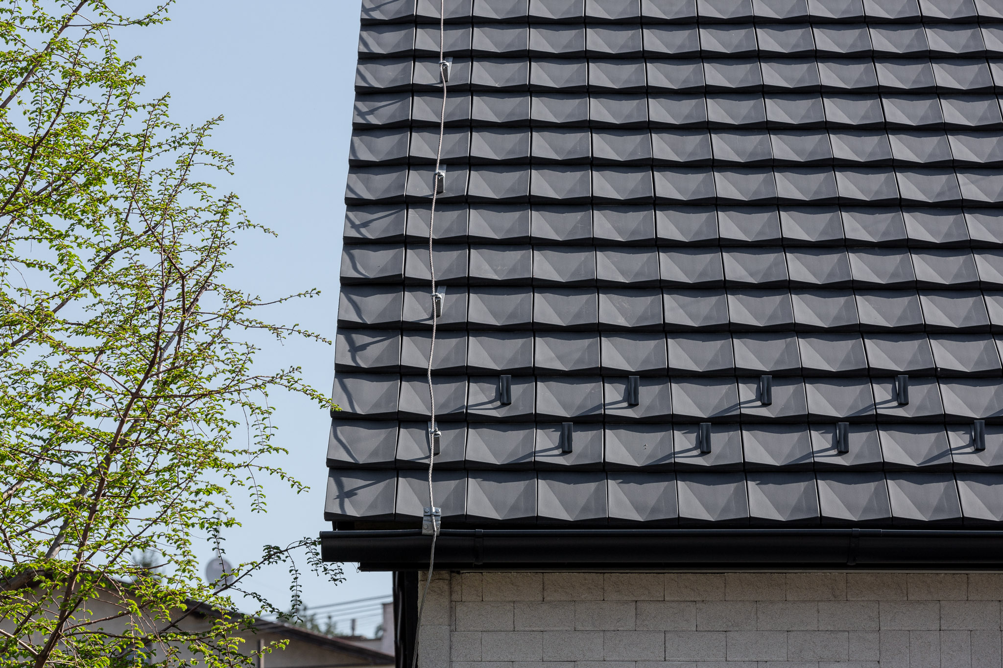 Detail strechy s grafitovými škridlami