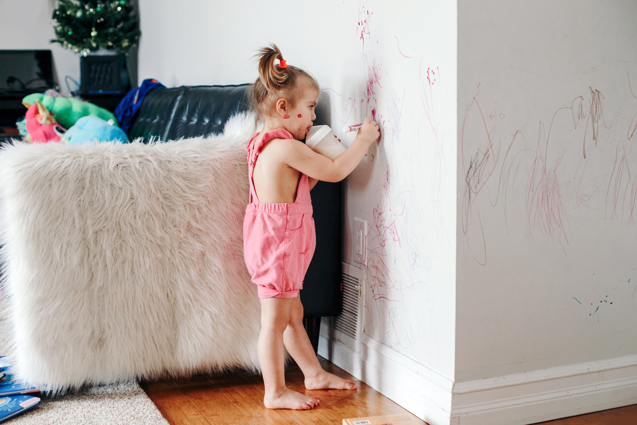 Dieťa kreslí na stenu