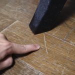 Poškriabaná drevená podlaha