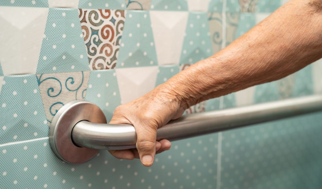 Ako vyriešiť bezbariérovú kúpeľňu pre seniorov