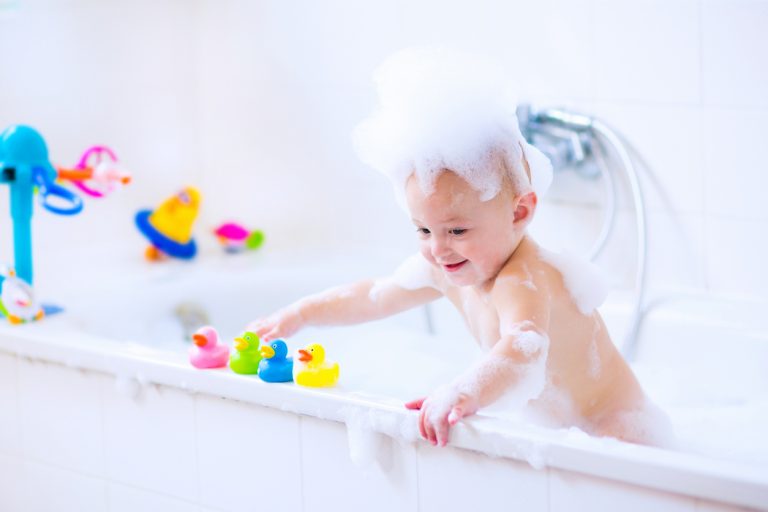 Praktické nápady, ako prispôsobiť kúpeľňu malým deťom
