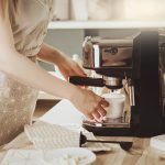 Žena si robí kávu v kávovare