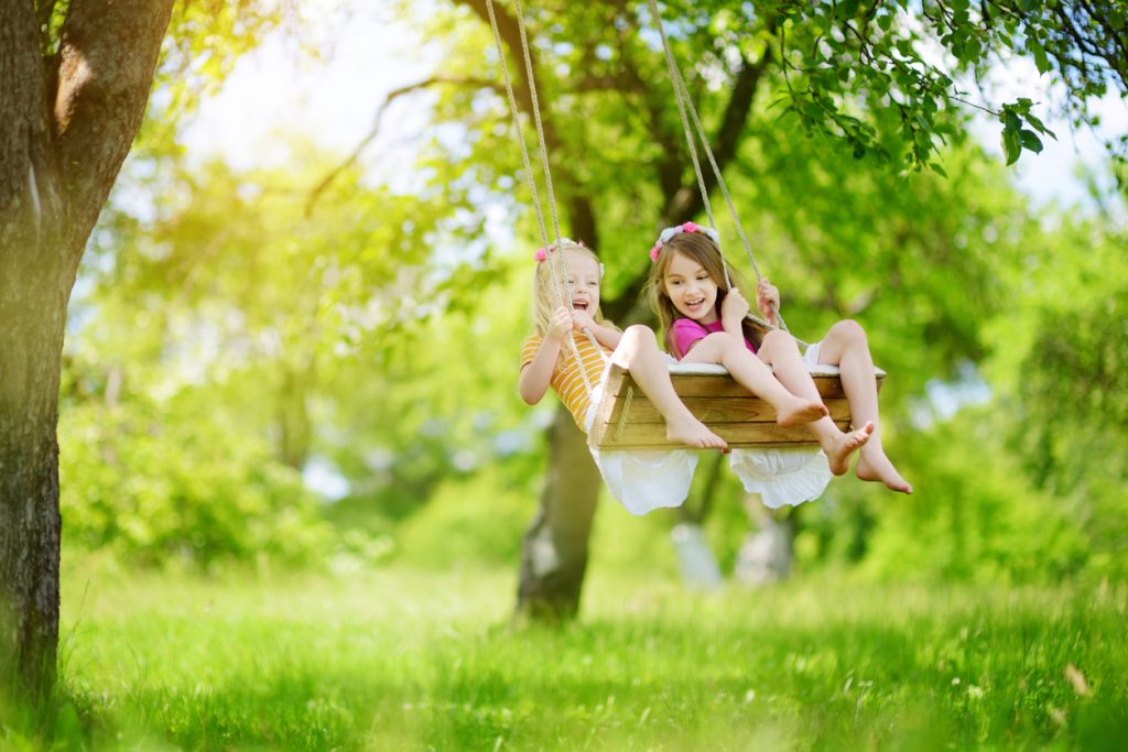 Vylákajte deti von! 10 prvkov v záhrade, ktoré podporujú detskú fantáziu a deti si ich zamilujú