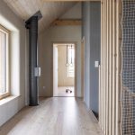 Udržateľný dom z balíkov slamy, hliny a dreva s moderným interiérom
