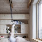 Udržateľný dom z balíkov slamy, hliny a dreva s moderným interiérom