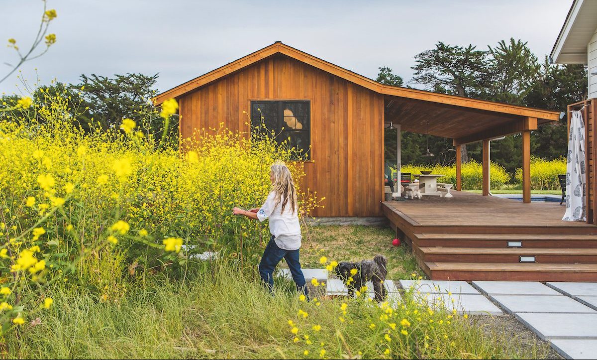 Dánsky koncept hygge preniesol architekt Gustave Carlson do príjemnejšej kalifornskej klímy, relax a pohoda však zostávajú hlavným cieľom.