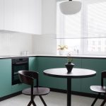 Štýlová čierno jedáleň v zelenobielej kuchyni