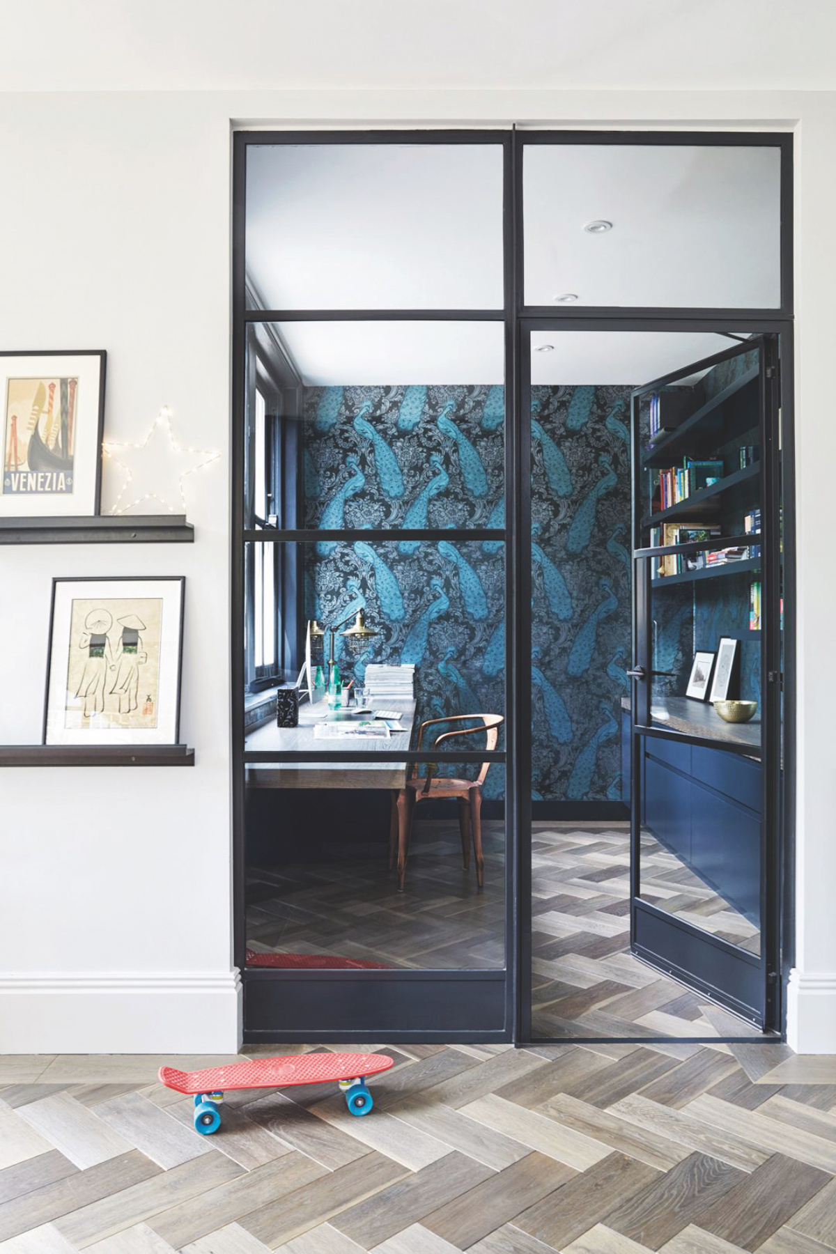 Štýlová izba so sklenenými dverami a modrou tapetou