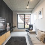 čiernobiely moderný bratislavský rozľahlý byt s betónom