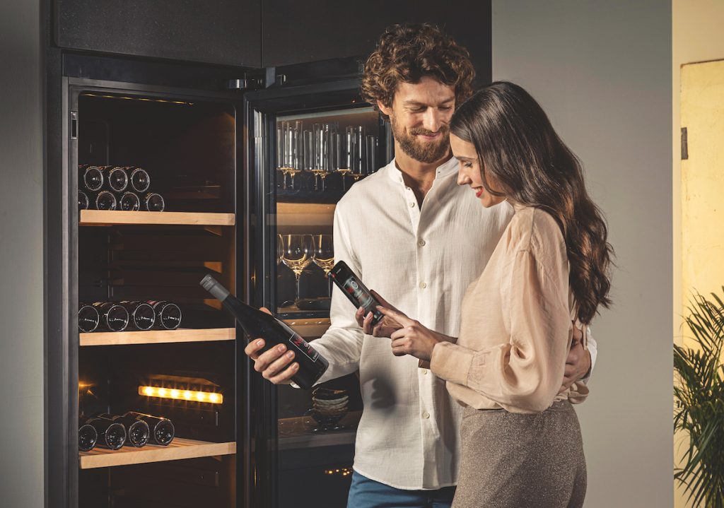 Moderné vinotéky do bytu zabezpečia vínu správnu teplotu a ochránia ho pred negatívnymi vplyvmi