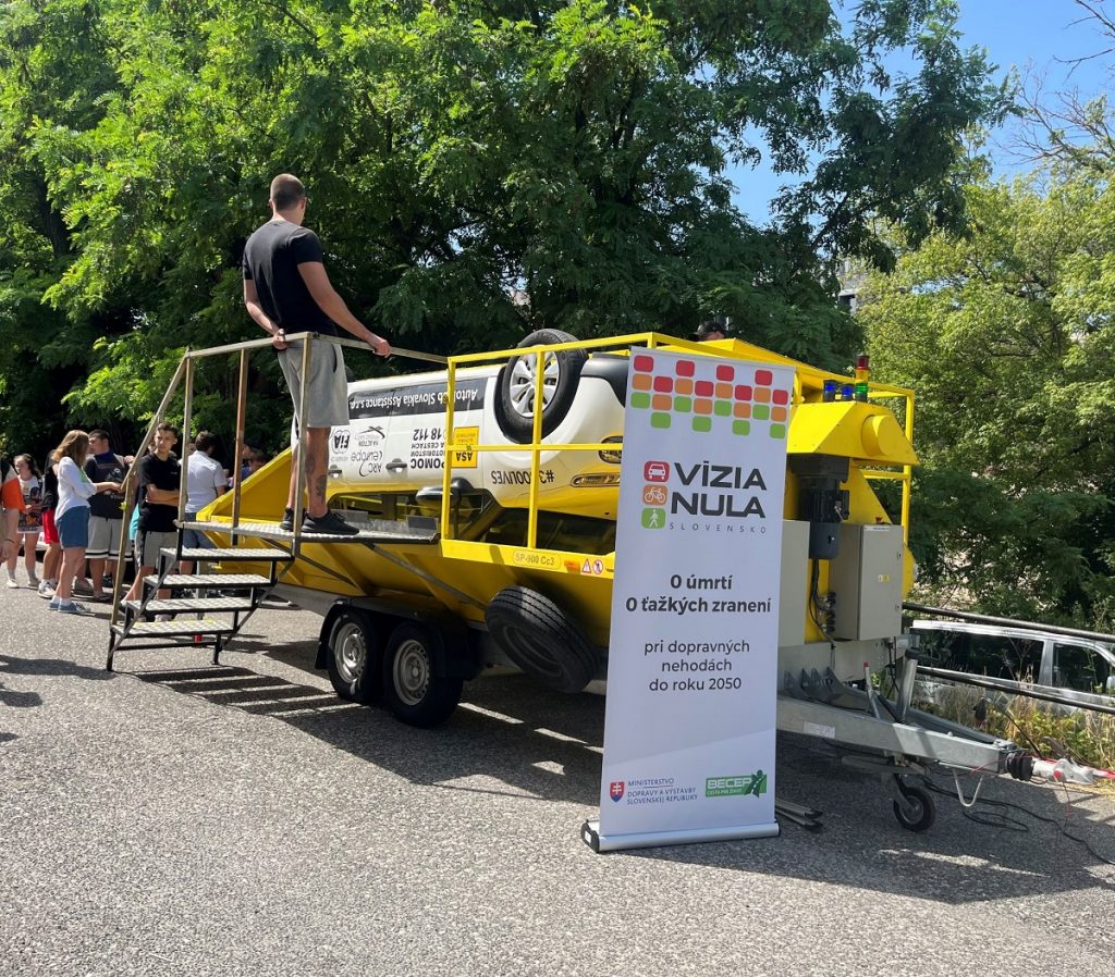 Simulátor prevrátenia vozidla na podujatí Študuj dopravu v Bratislave