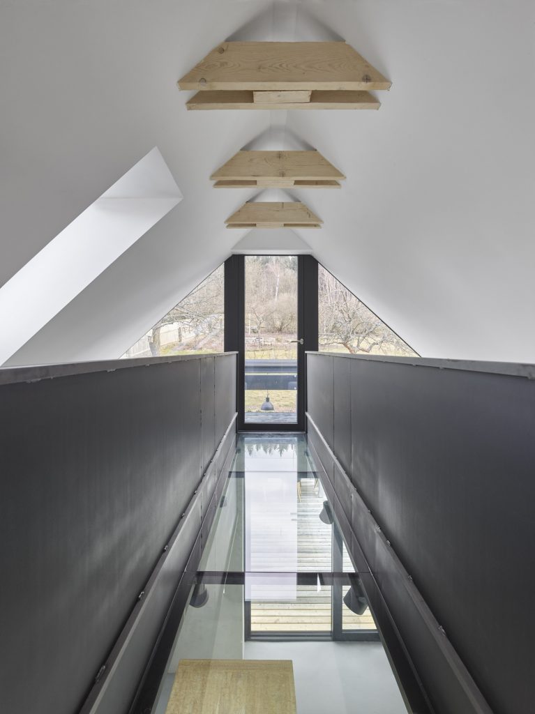 Vidiecka chalupa s moderným dizajnovým interiérom