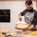 Muž s domácou pizzou v modernej kuchyni