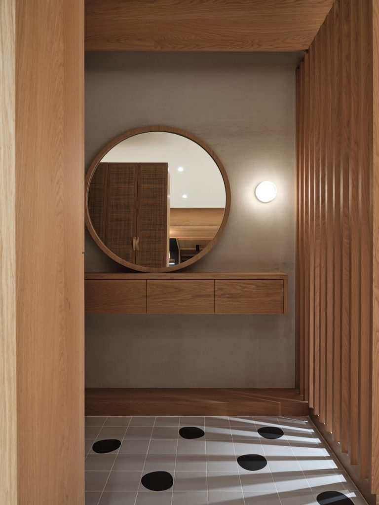 Priestranný byt s moderným dizajnovým dreveným interiérom