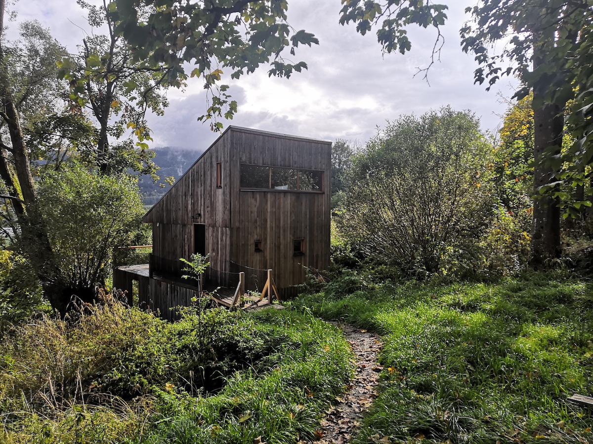Architekt navrhol fasády obložiť surovým smrekovcom, ktorý je skombinovaný s čiernym matným plechom.