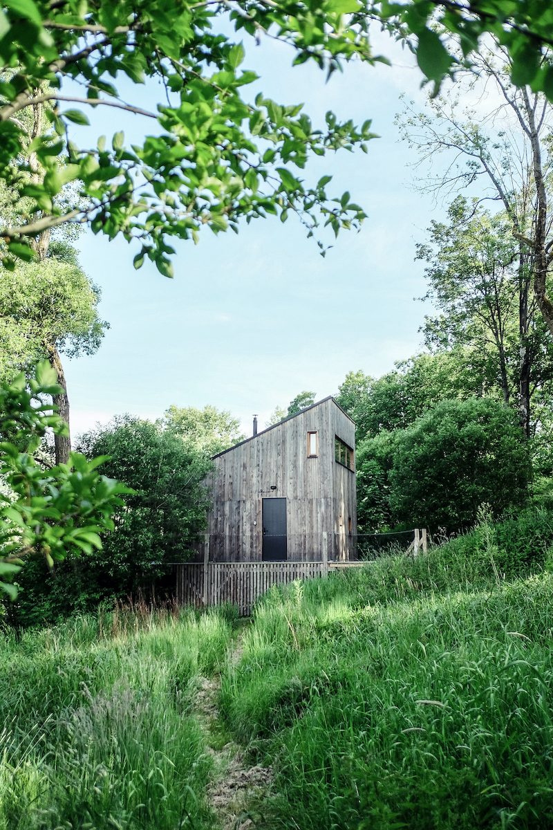 Architekt navrhol fasády obložiť surovým smrekovcom, ktorý je skombinovaný s čiernym matným plechom.