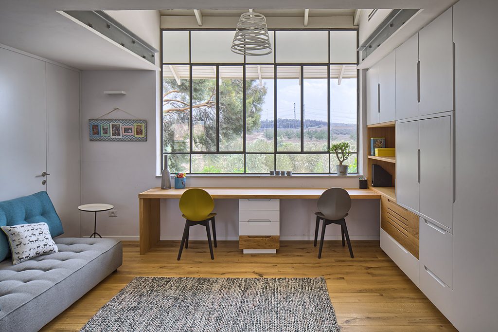 Dom v Izraeli s moderným bielym interiérom