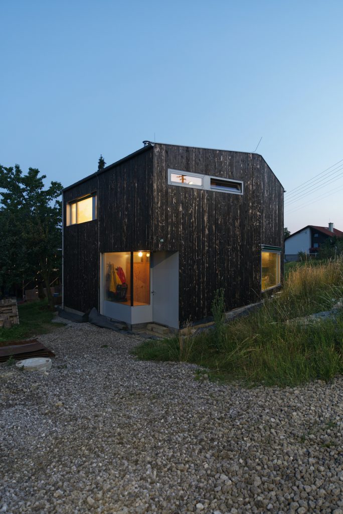 Pohodlný domov pre štvorčlennú rodinu v modernom geometrickom dome