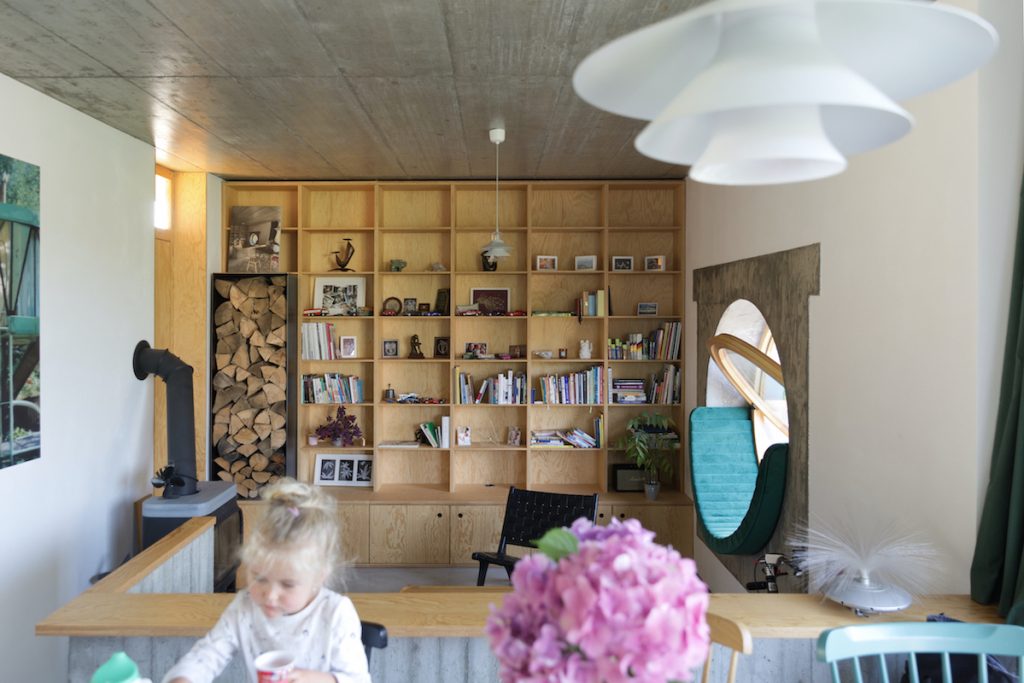 Pohodlný domov pre štvorčlennú rodinu v modernom geometrickom dome