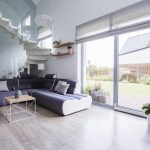 Moderná obývacia izba so závesmi