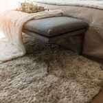 huňatý biely koberec
