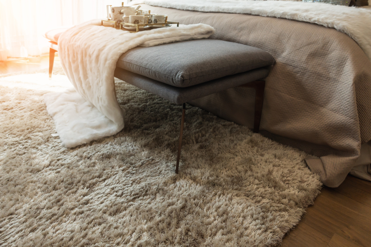 huňatý biely koberec