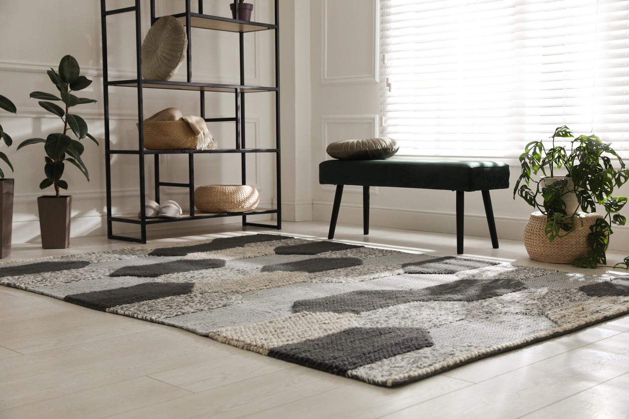 Huňaty koberec v sivej obývačke
