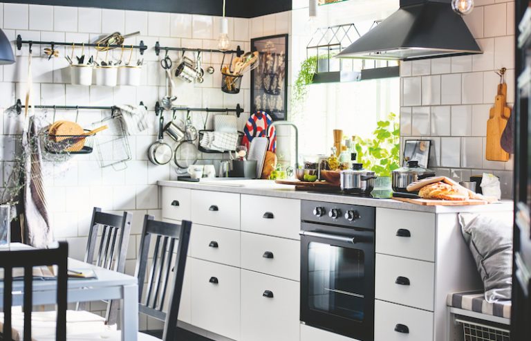 Kuchynské linky bez horných skriniek sú dnes veľkým trendom. Aké sú ich prednosti a úskalia?