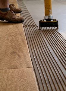 NA-lepiť či NE-nalepiť drevené podlahy? Oba spôsoby sú správne, prečo však lepiť?