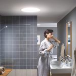 Žena v kúpeľni so svetlovodom