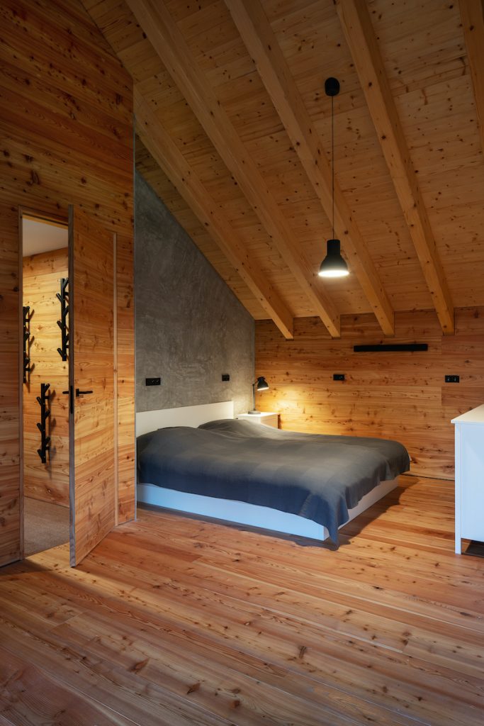 Malebná drevená moderná chalúpka v Orlických horách