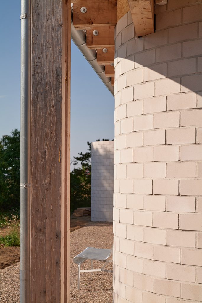 Sigurd-Larsen-Architekt-Glas-Haus-Uckermarck-design-Berlin-wood-bricks-weekendhouse_Credit-Tobias-Koenig-Michael-Romstoeck--_08