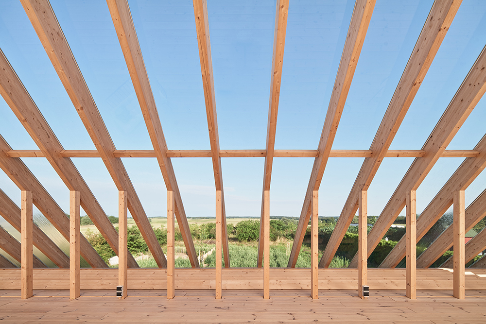 Drevená konštrukcia strechy - Sklenený dom v Brandenburgu