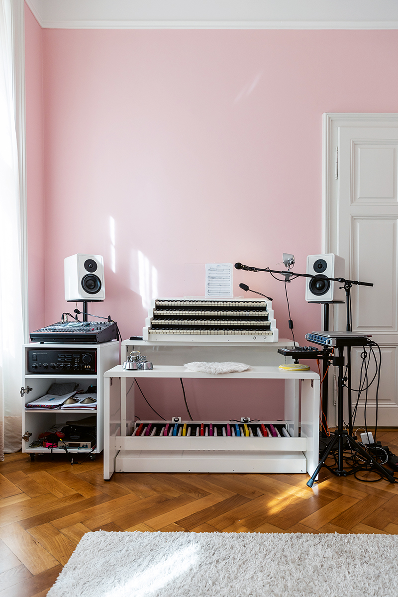 Veľká izba bude v budúcnosti slúžiť ako izba pre Aničku. Kým sa však do nej presťahuje malá slečna, využíva ju jej mama na cvičenie. Tento organ si navrhla sama a jeho originálnosť spočíva v tom, že je mobilný. Dovolí jej tak hrať na miestach, kde by to inak nebolo možné.