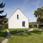 Exteriér domu s úzkou záhradou - Rodinný dom Mníšek pod Brdy