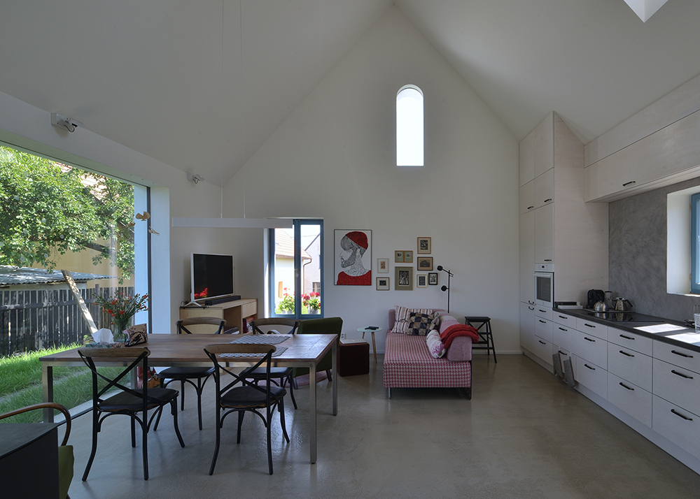 Otvorený priestor s kuchyňou, jedálenskou časťou aj obývacou časťou - Rodinný dom v Mníšku pod Brdy