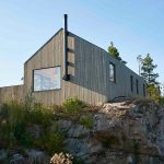 Pohľad na chatu postavenej na skale - Chata Åkvåg