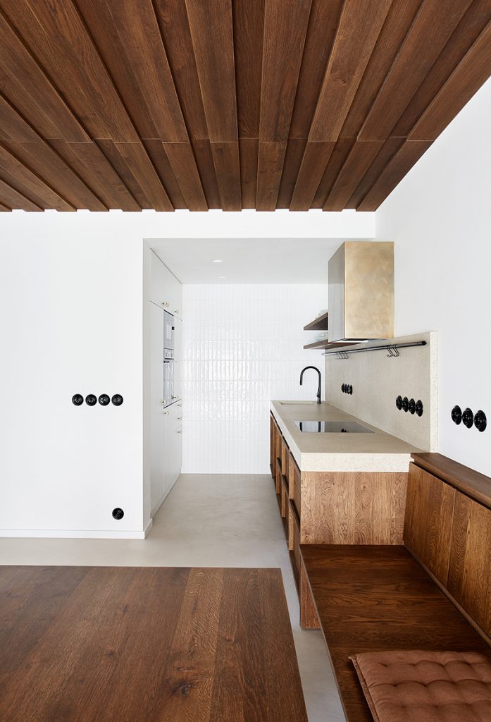 Kuchyňa s drevenými skrinkami a betónovou doskou a umývadlom - Víkendový apartmán v Jizerských horách